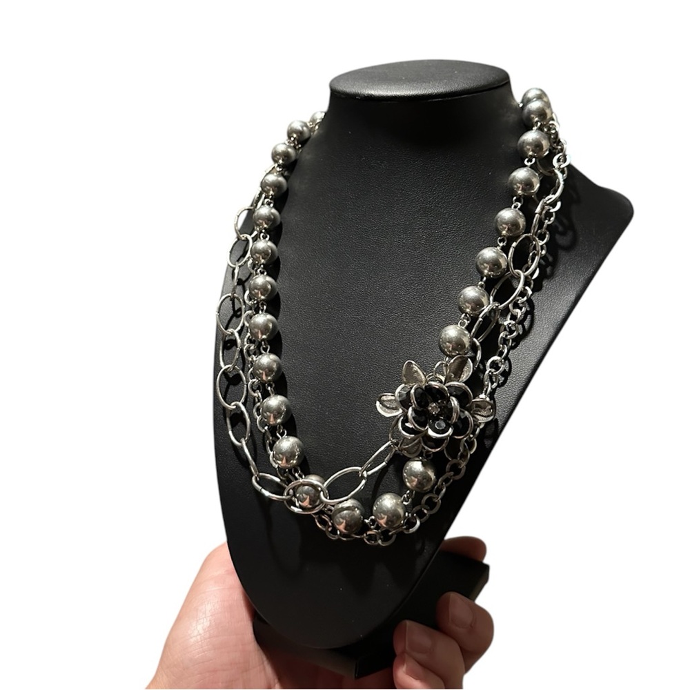 Vintage Elegant Silver Necklace with Floral Accent - Picture 3 of 4